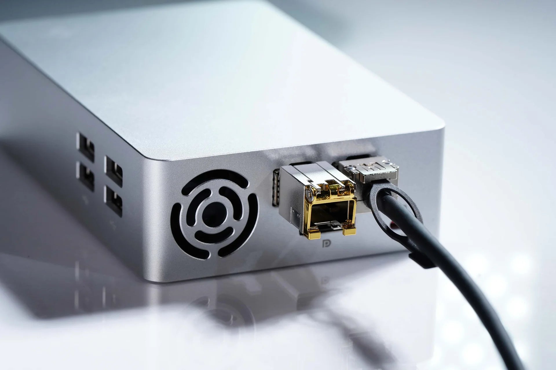LightOne 25GbE Thunderbolt docking station